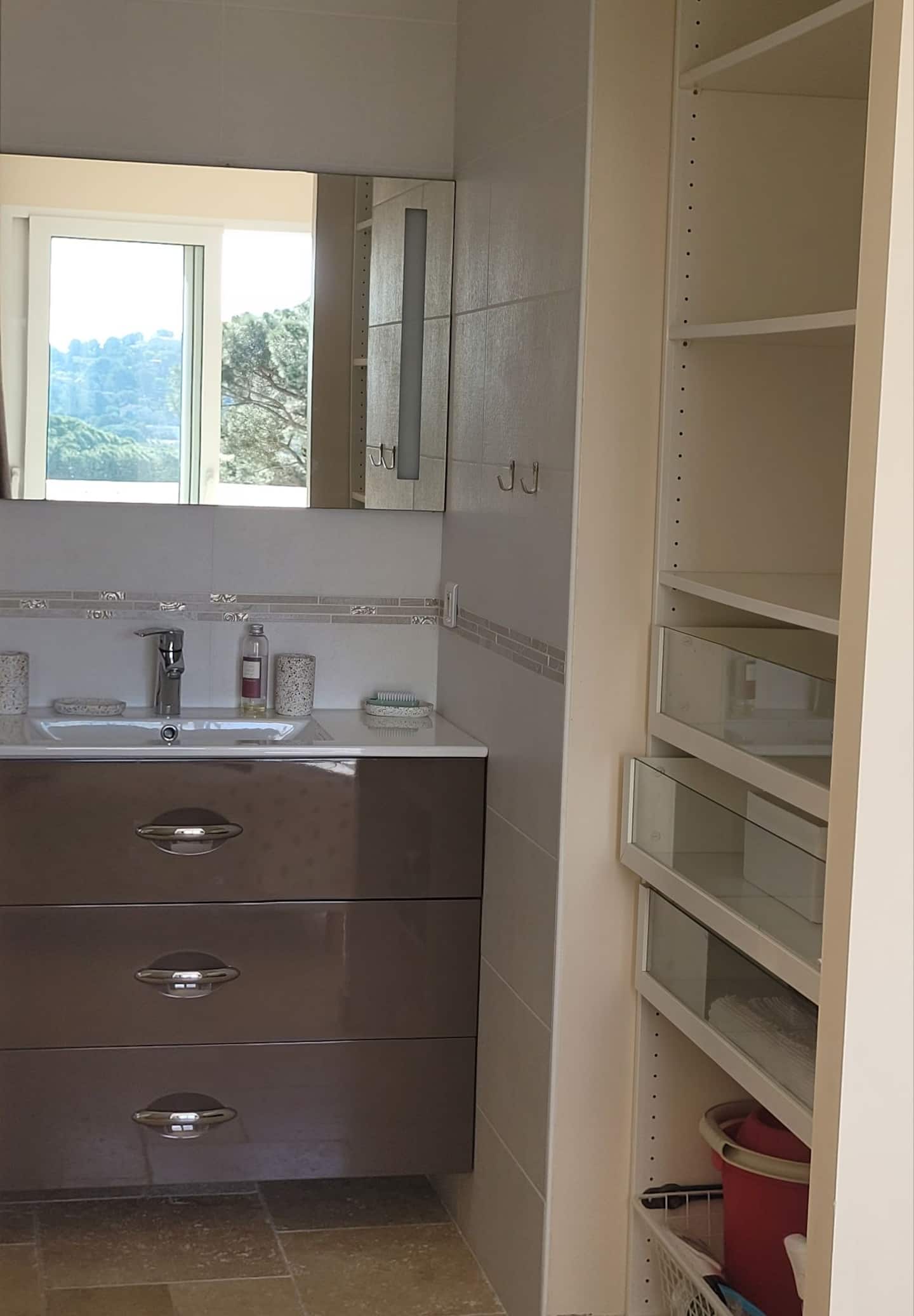 Salle d'eau avec grand placard