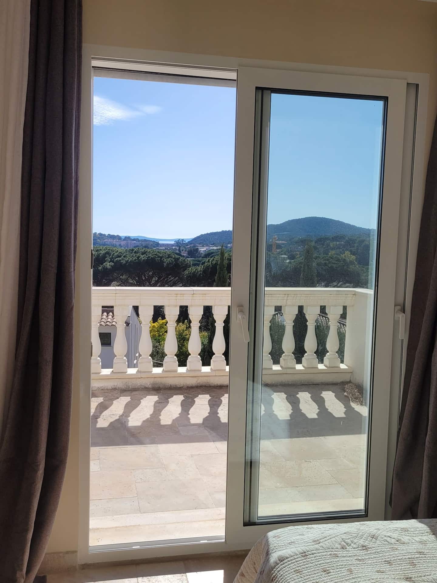 Vue depuis la chambre, qui donne sur la grande terrasse