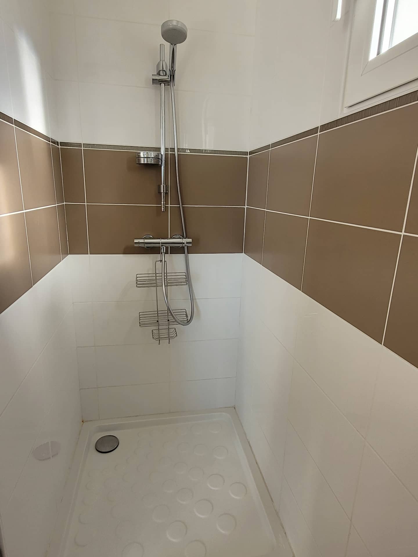 Douche et lavabo